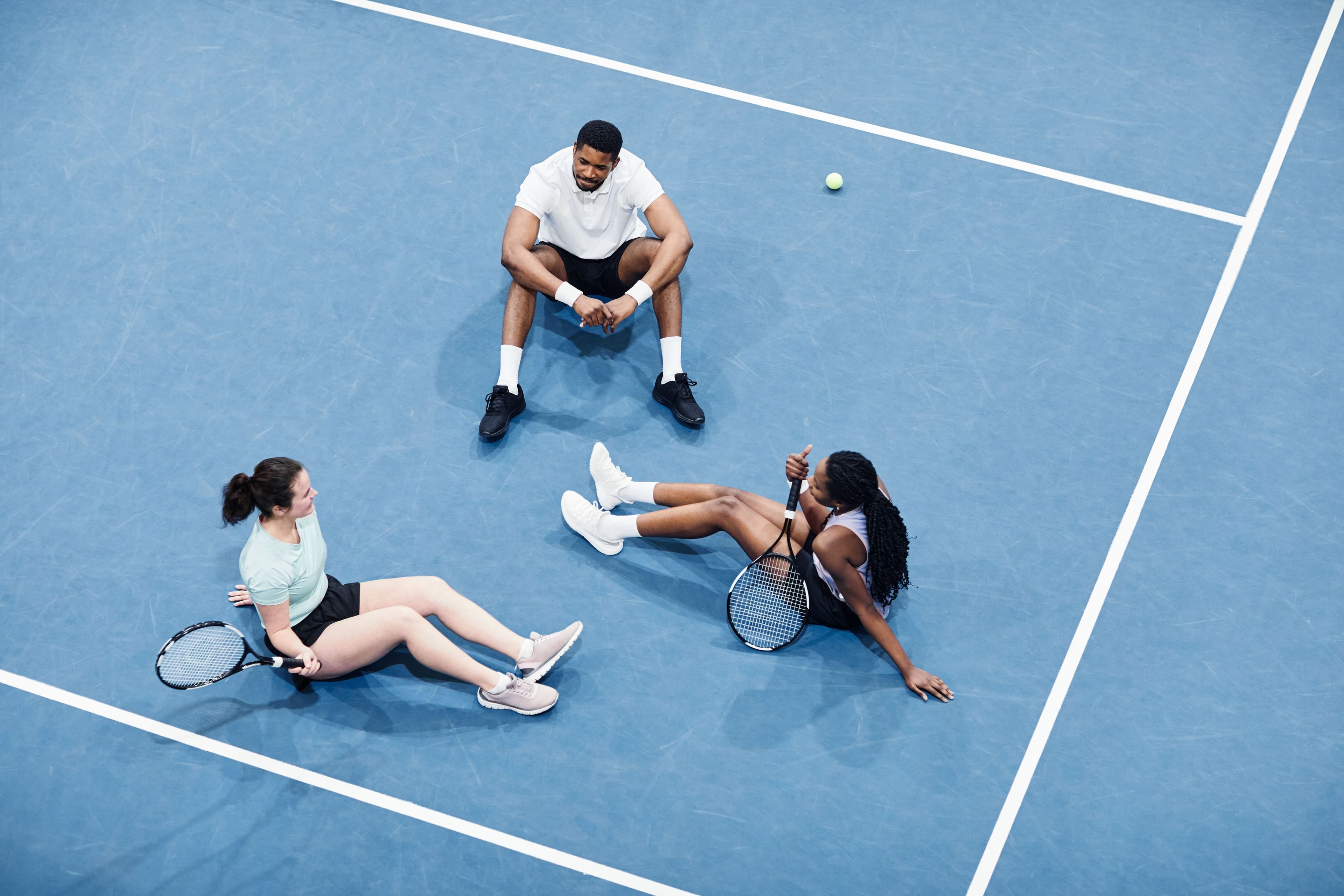 3 tennis players stting together